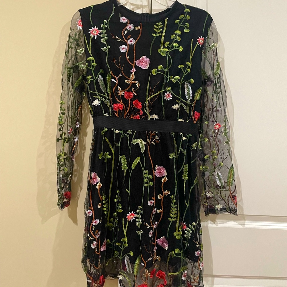 Black with flower details and mesh sleeves dress size M
